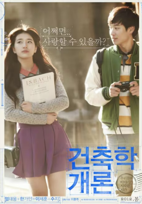 책을 든 여자와 카메라를 든 남자가 있는 모습