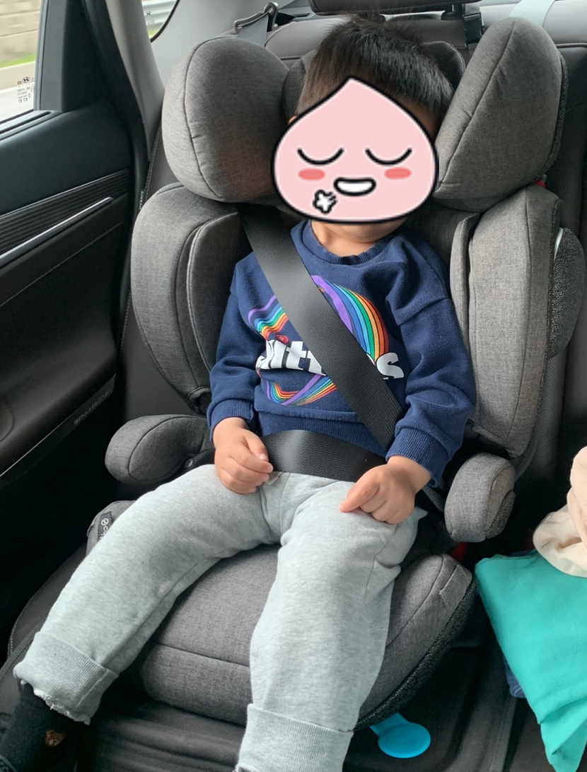 싸이벡스 솔루션 제트픽스 플러스 주니어 카시트에 탑승한 채로 잠든 아이의 모습 사진