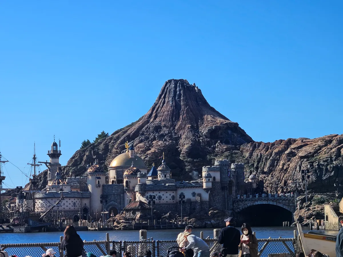 도쿄-디즈니씨-화산과-건물들