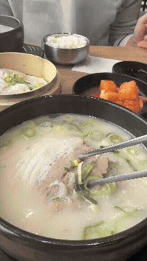 김포 성미옥 돼지국밥 내용물 확인 모습, 얇고 부드러운 돼지고기랑 탄탄한 면이 들어 있는 국밥