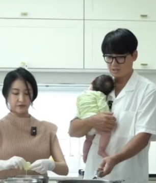 가수 이지훈 아기 안고 튀김 요리 시청자들 난리났다