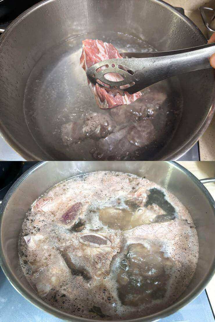 사진 2장이 세로로 붙어 있다.
첫 번째 사진은 냄비에 갈비를 집게를 이용해 넣고 있다.
두 번째 사진은 냄비가 끓으면서 갈비의 불순물인 거품이 떠올라 있는 사진이다.