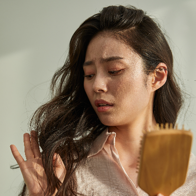 머리카락이 빠져서 화가 난 여성