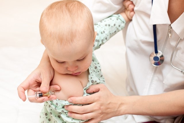 아이가 예방접종을 하는 모습