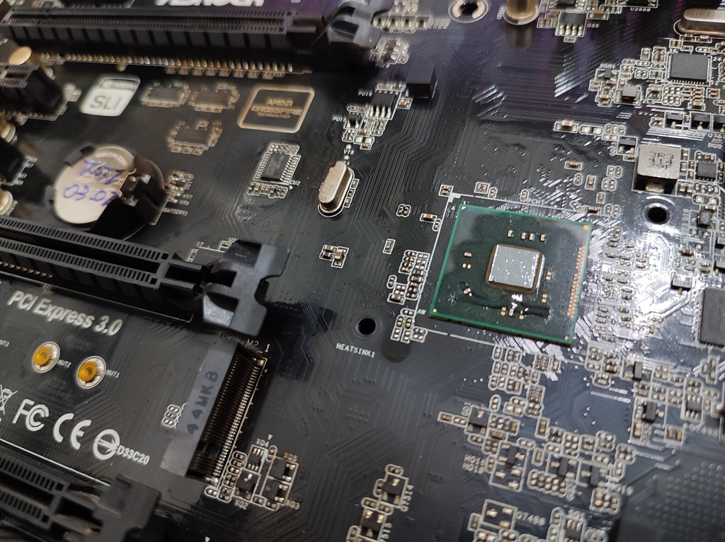 메인보드를 따라서 흘러내린 냉각수 (사우스 칩셋) 