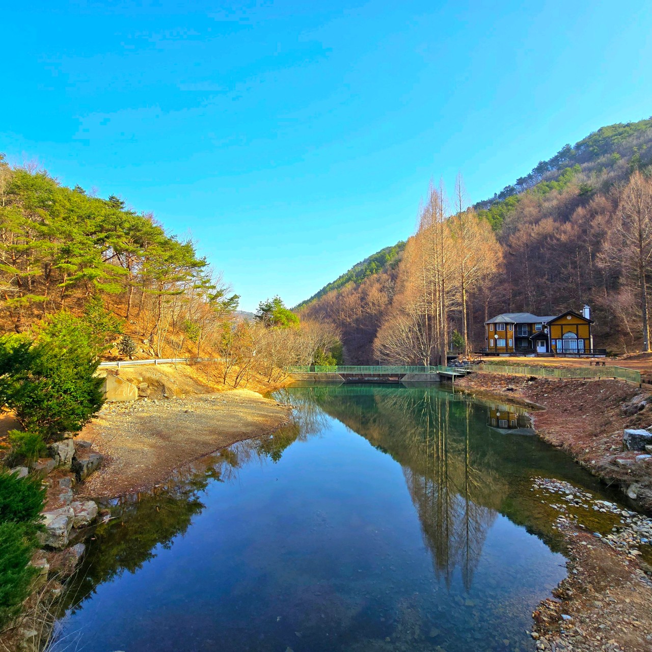 온빛자연휴양림 연못과 예쁜 집 사진