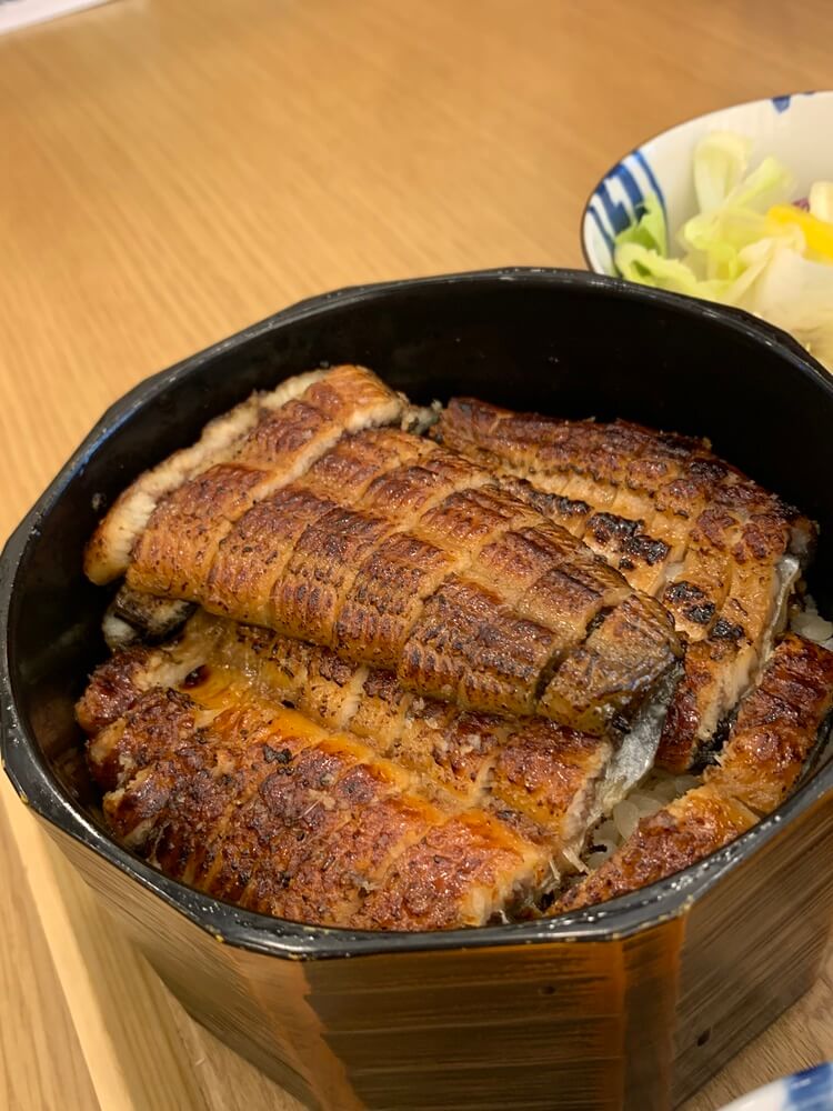 살이 부들하고 장어 소스가 베이들어 물리지 않는 장어