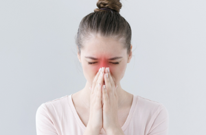 콧대를 누르면 아픈 건 여드름