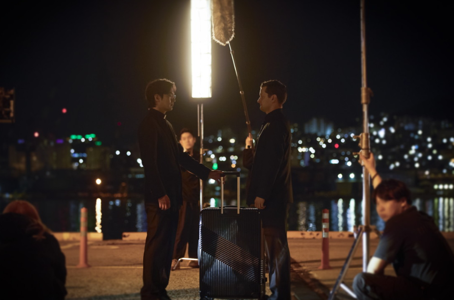 장미십자회로부터 부탁한 구마물건을 전달받는 박형곤 신부