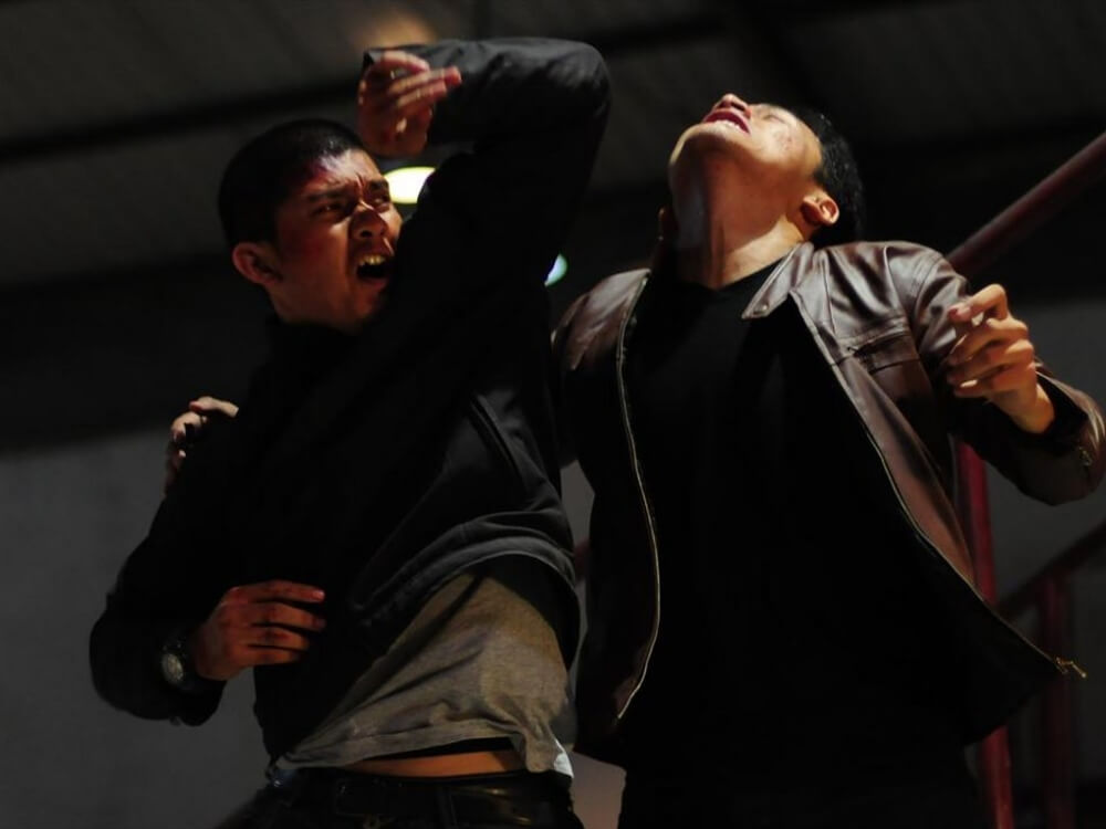 레이드 2에서 주인공 라마가 상대 배우의 턱을 가격하는 액션 씬