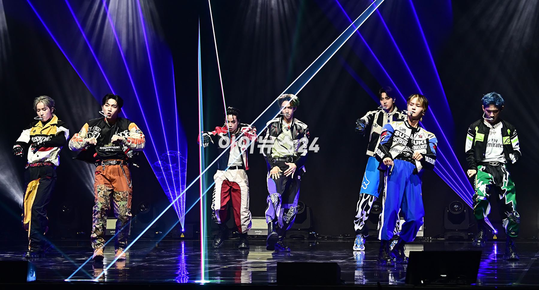 그룹 템페스트(TEMPEST)가 20일 오후 서울 목동 로운아트홀에서 열린 첫 번째 싱글 앨범 '폭풍 속으로' 쇼케이스에서 포토타임을 갖고 있다. [사진=곽영래 기자]