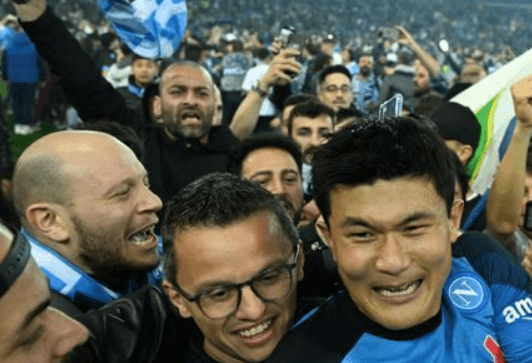 기뻐하는 김민재 선수