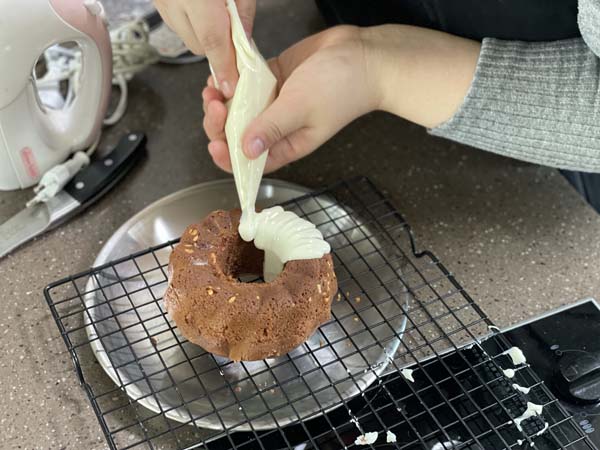 케이크시트에 화이트초코로 토핑중