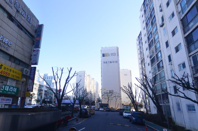 [서울=뉴스핌] 송현도 기자 = 29일 정비업계에 따르면 개포우성7차 재건축 조합은 이날 오후 2시 현장설명회를 개최했다. 설명회에는 ▲삼성물산 ▲대우건설 ▲포스코이앤씨 ▲롯데건설 ▲GS건설 ▲HDC현대산업개발 ▲금호건설 ▲효성중공업 ▲진흥기업 등 총 9개 건설사가 참석해 입찰 의향서를 제출했다. 사진은 개포우성7차의 모습. [사진 = 네이버맵 캡처] 2025.04.29 dosong@newspim.com