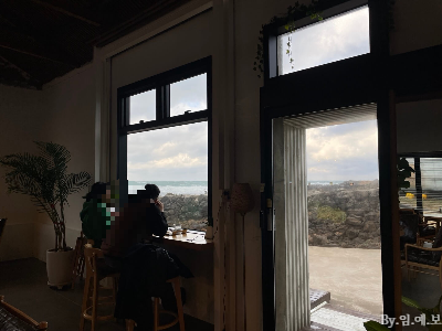 제주도 카페 추천- 조천-바다뷰-시소