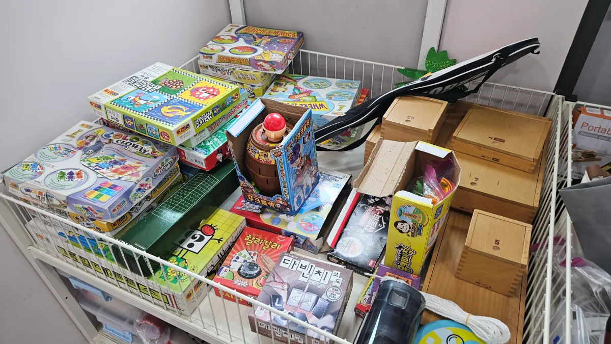 많은-보드게임들이-정리되어-있는-선반