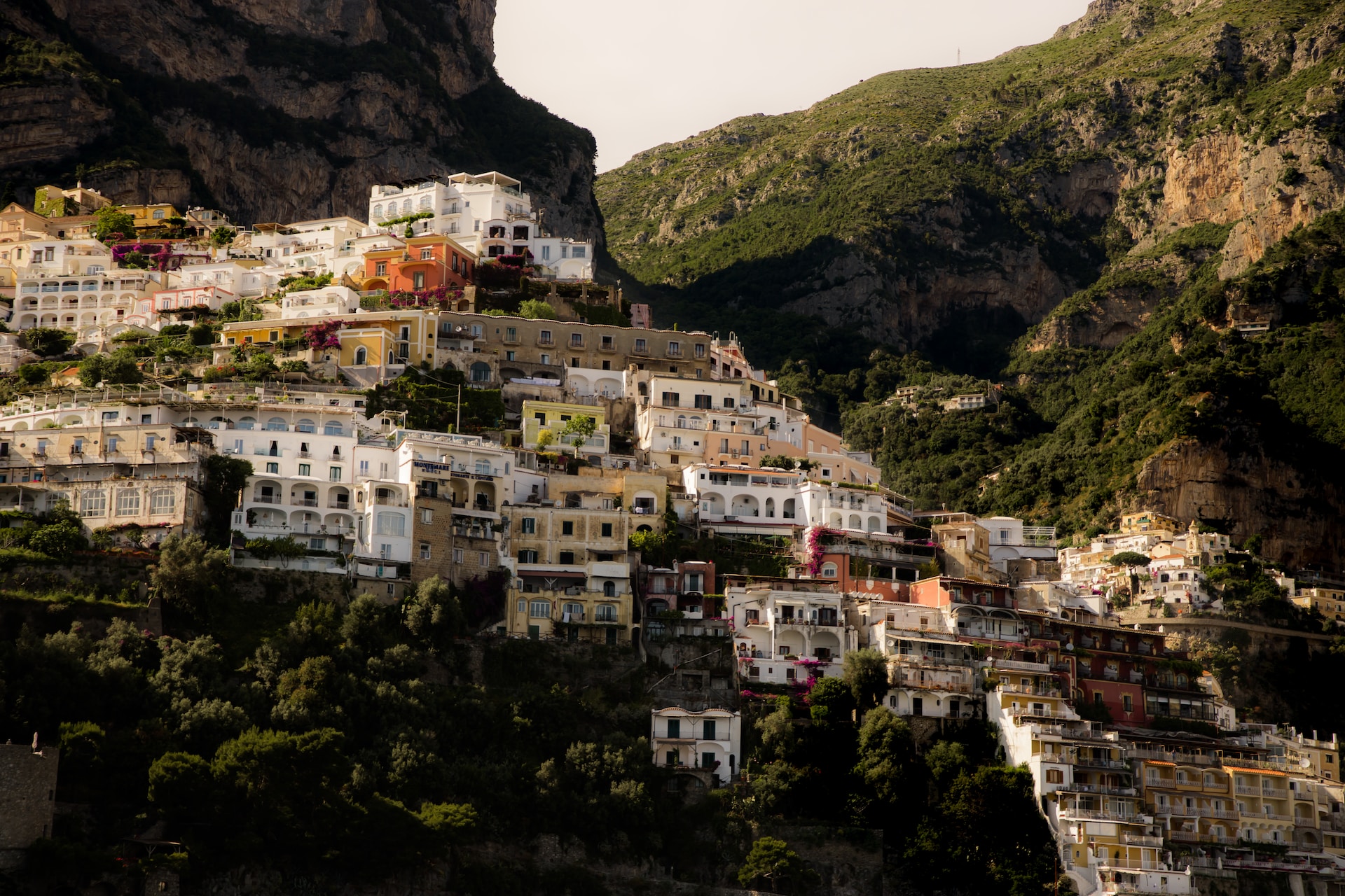 제로에너지하우스는 태양광 발전, 지열 에너지 및 풍력 발전 시스템을 통해 주택 내에서 생산된 에너지를 공급합니다. 이러한 재생 에너지 시스템은 태양광 패널, 지열 히팅/쿨링 시스템, 풍력터빈 등을 통해 에너지를 생산하고 저장합니다.