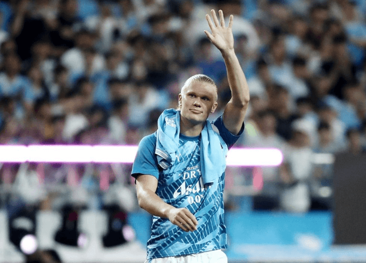 손 흔드는 엘링 홀란