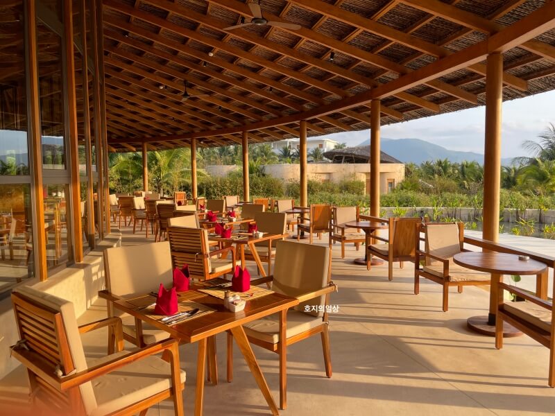 나트랑 아나만다라 깜란 올인클루시브 식당 야외석