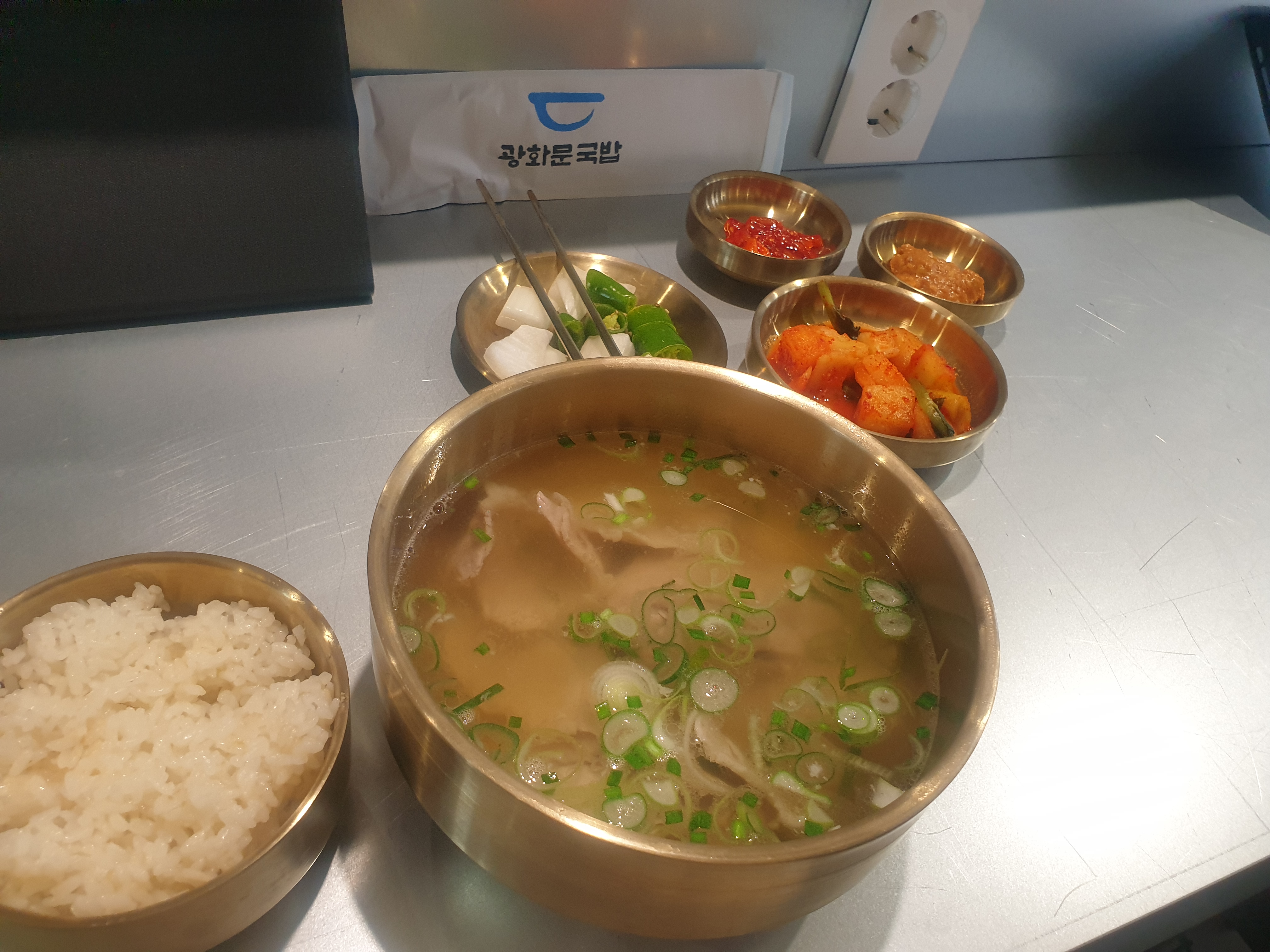 돼지국밥과 반찬들