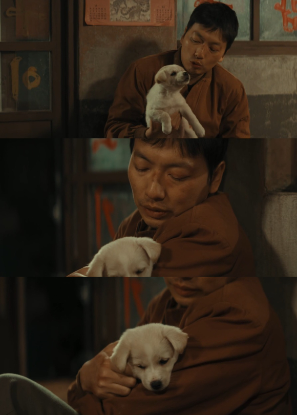 배우 이동휘가 MBC 드라마 &#39;수사반장 1958&#39;에서 강아지 순남이와 호흡을 맞추고 있다. [사진=MBC 방송화면 캡처]