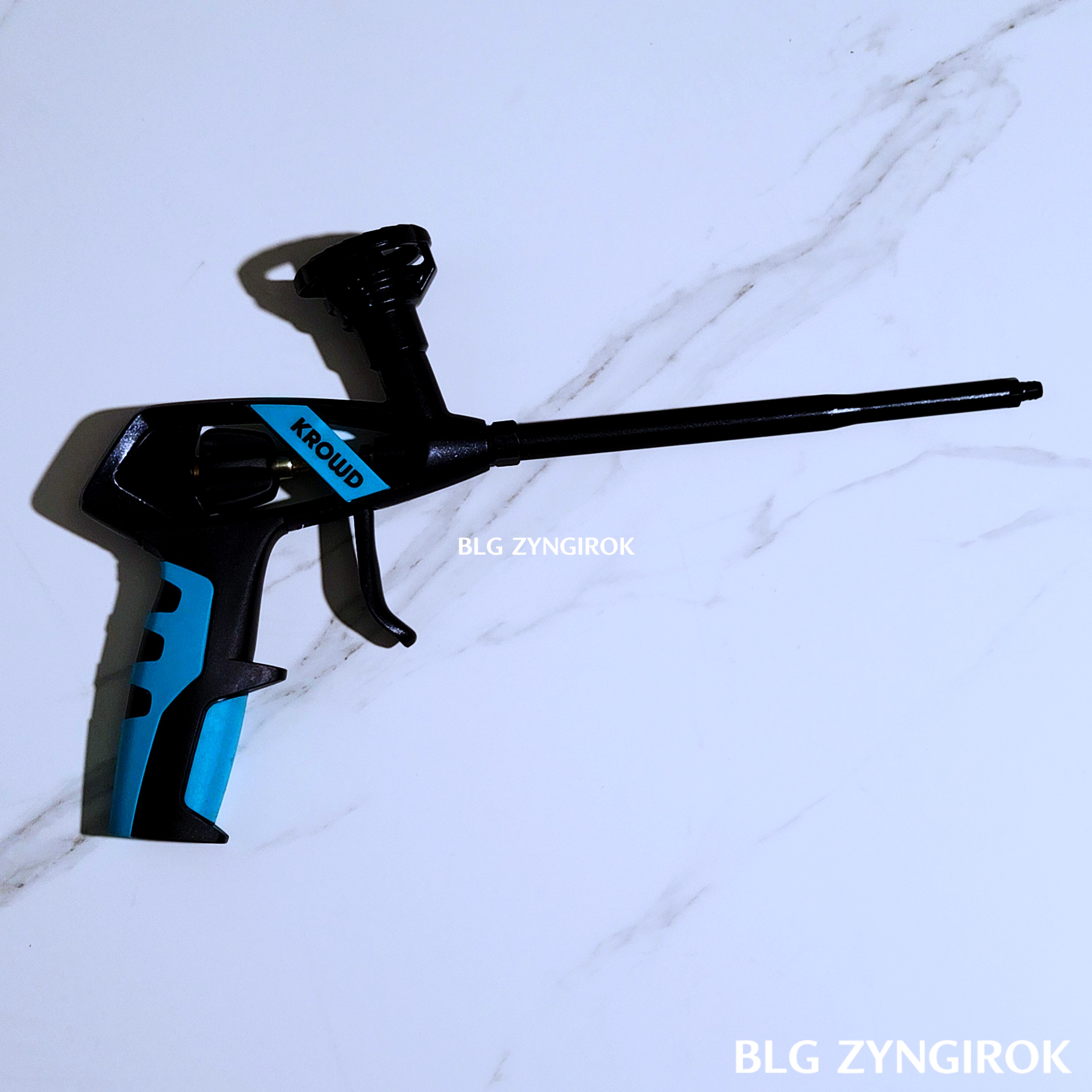 KROWD-폼건-KR-A1이-테이블-위에-놓여있다.