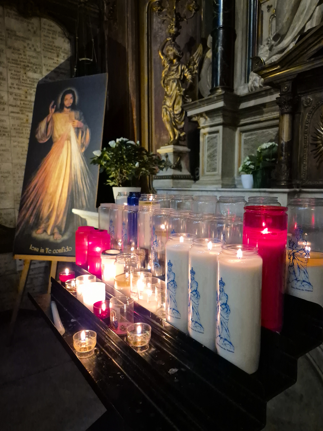 프랑스 파리 성모의 승리 대성당에 밝힌 초