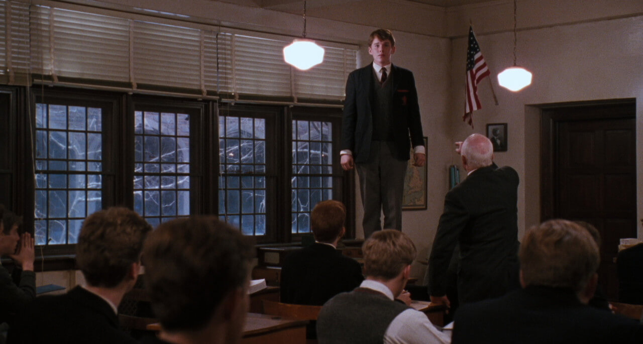 토드가 키딩의 마지막 인사에 책상 위에 올라가 오 캡틴! 나의 캡틴을 외치는 모습