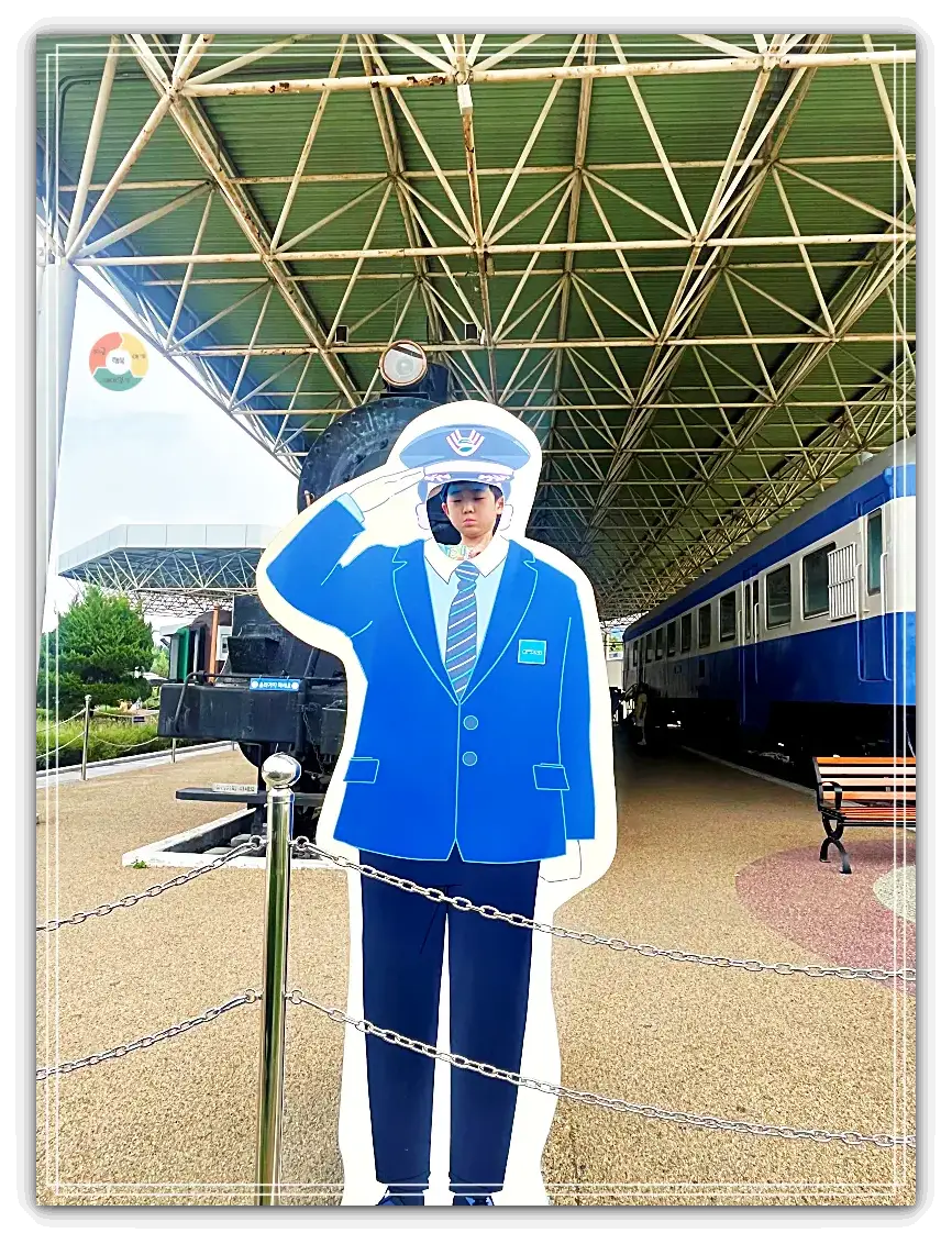 철도박물관_기관사입간판-파란색재킷-파란모자-감색바지-경레하는모습