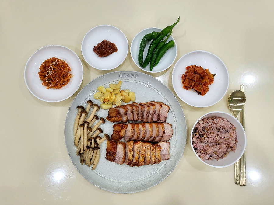 통삼겹구이와 꼬들 무생채