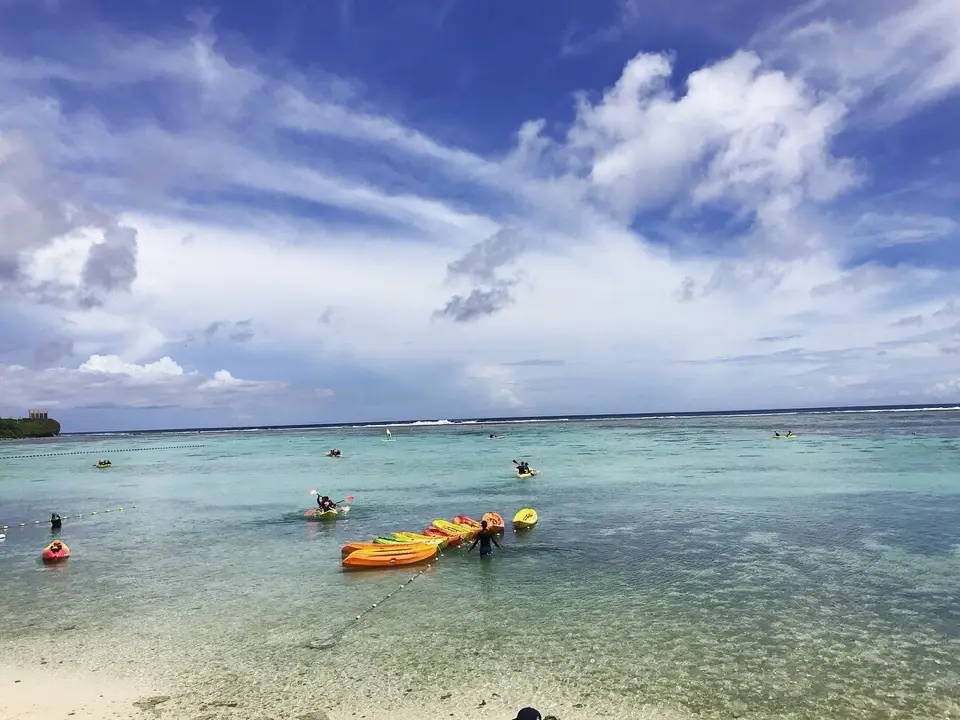 괌-투몬-비치-앞-파란-하늘-투명한-바다