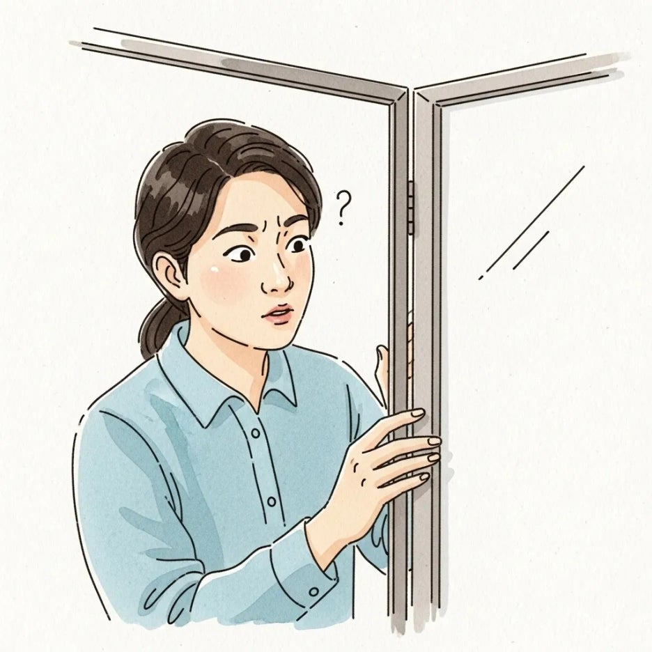 중문의 작은 틈새와 견고함을 꼼꼼히 살피는 모습