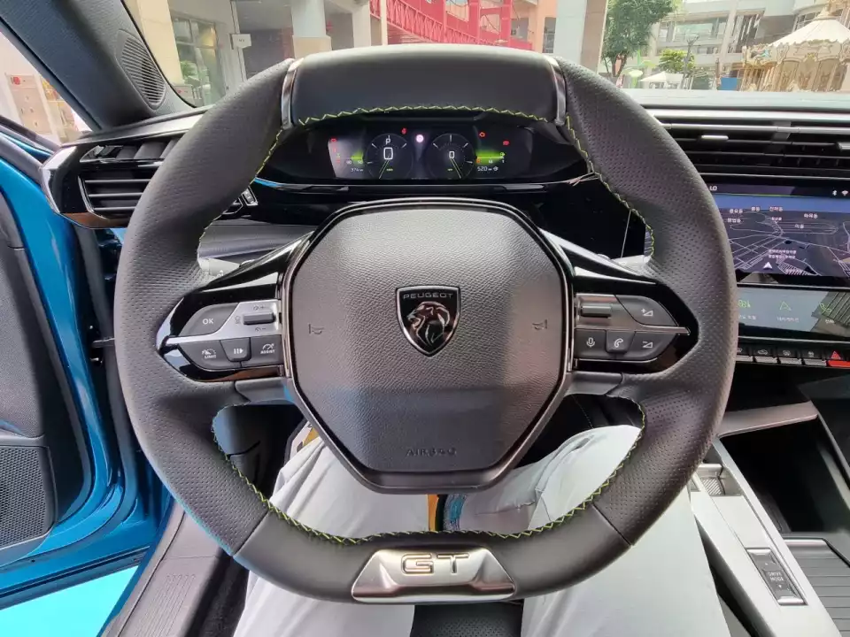 뉴 408의 운전대입니다.