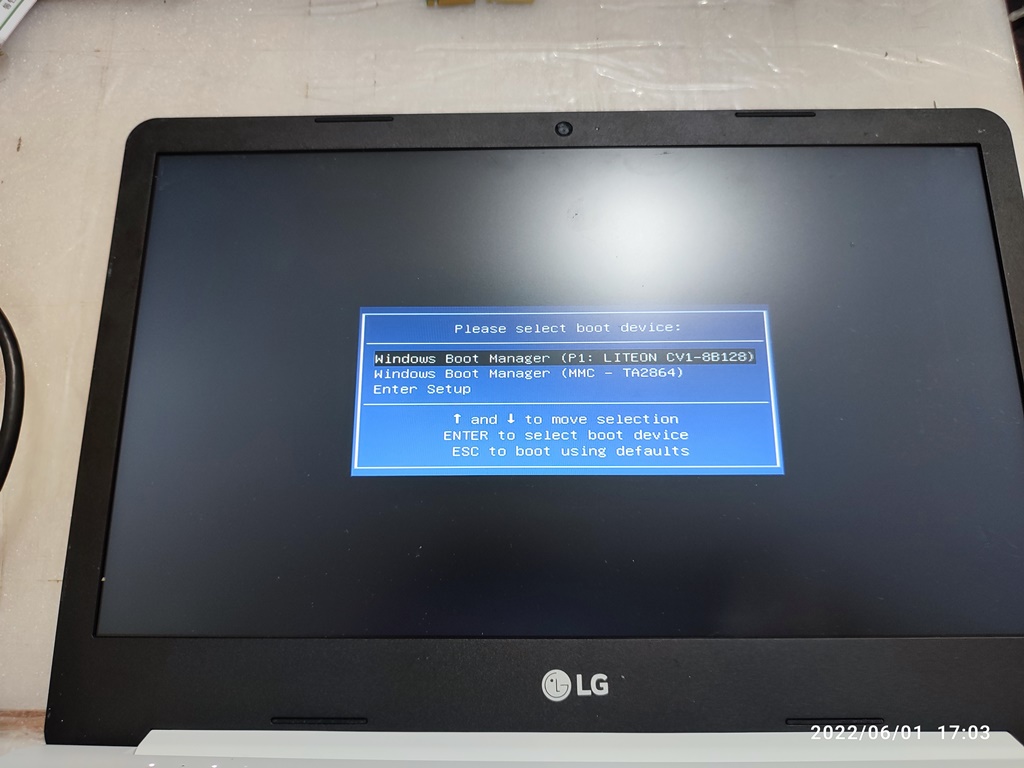 SSD에 윈도우가 설치된 상태라서 부트 메뉴에도 정상적으로 뜨고 있습니다.