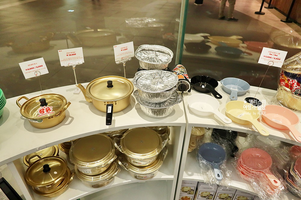 더현대서울 88라면스테이지, 라면종류는 물론 라면의 모든 것들을 구매할 수 있는 팝업스토어