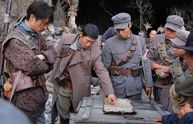 영화 봉오동 전투 유해진 류준열 지형지물 활용 및 게릴라 유격 전술 회의 장면