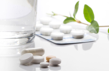 약을 복용하는 것.