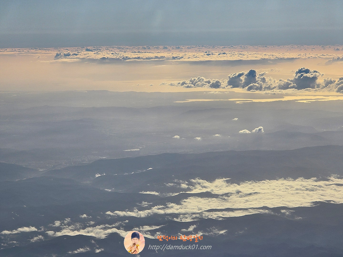비행기 창으로 보는 하늘