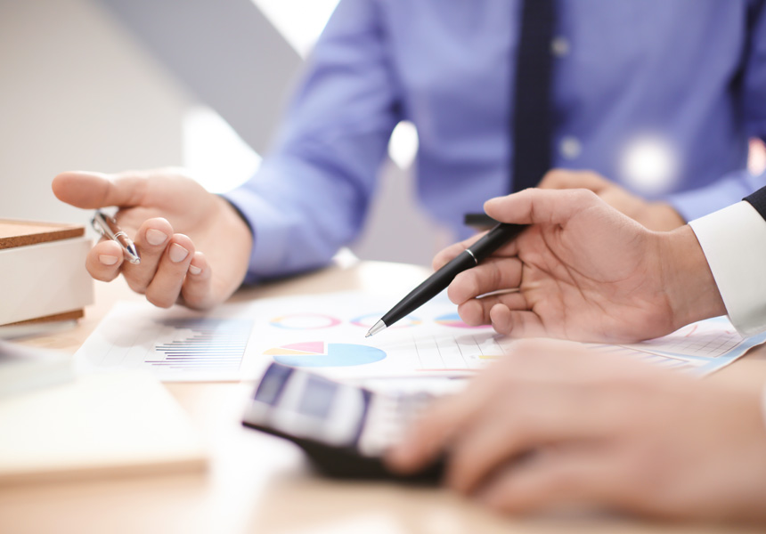 은행 창구에서 고객이 금융 상담을 받고 있는 모습