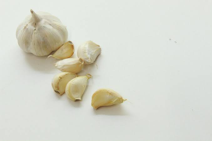 마늘 한덩이와 조각낸 마늘 6쪽 사진