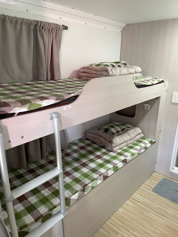 달서별빛-캠핑-장-카라반-침대