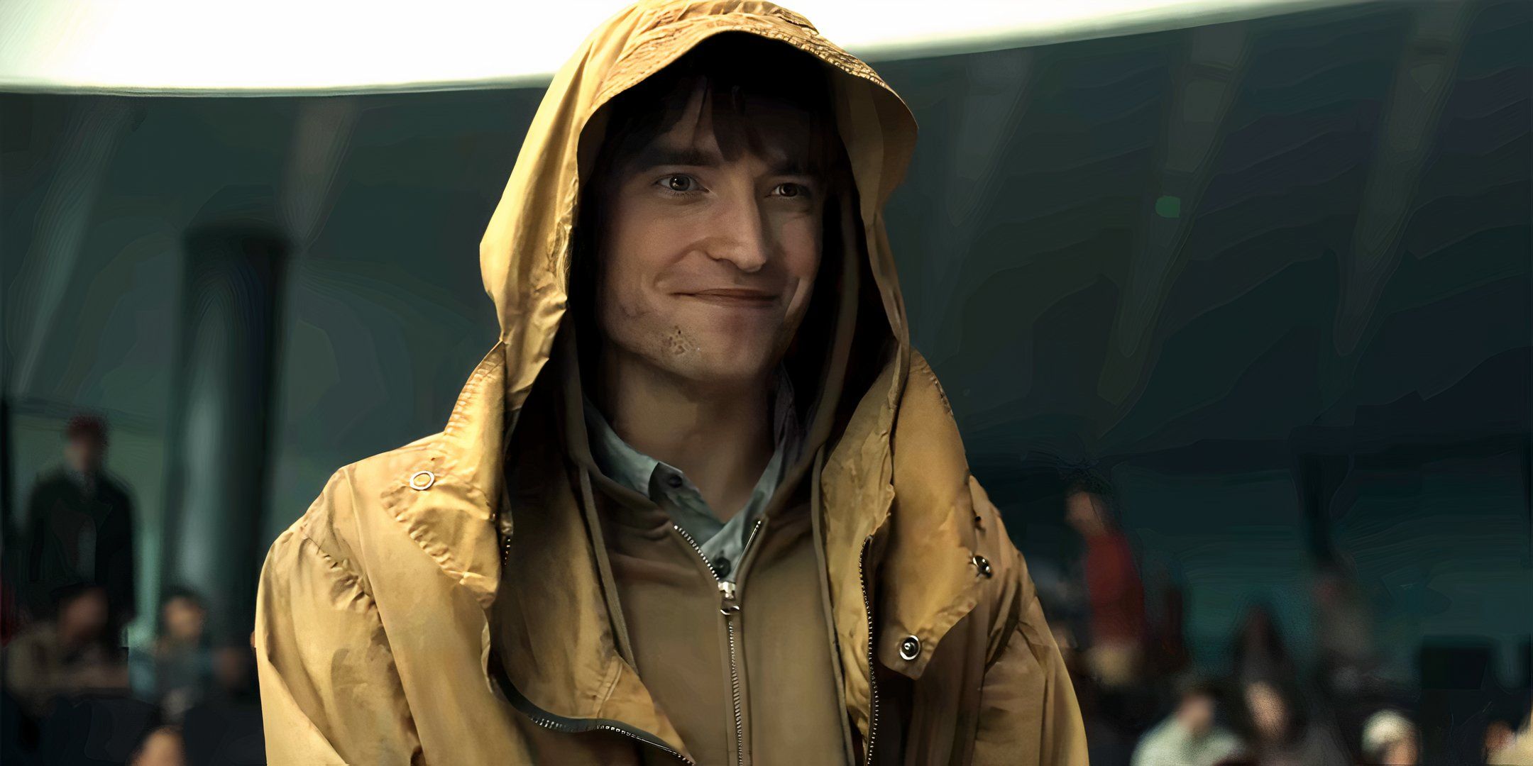 모자를 푹 눌러쓰고, 최대한 부드럽게 웃는 표정을 짓는 미키 반스. 영화 스틸컷