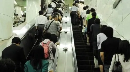 에스컬레이터 일자 서기 위험한 문화