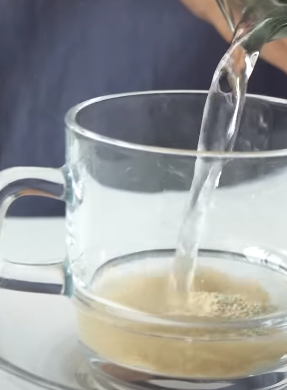 가루를 물에 섞기