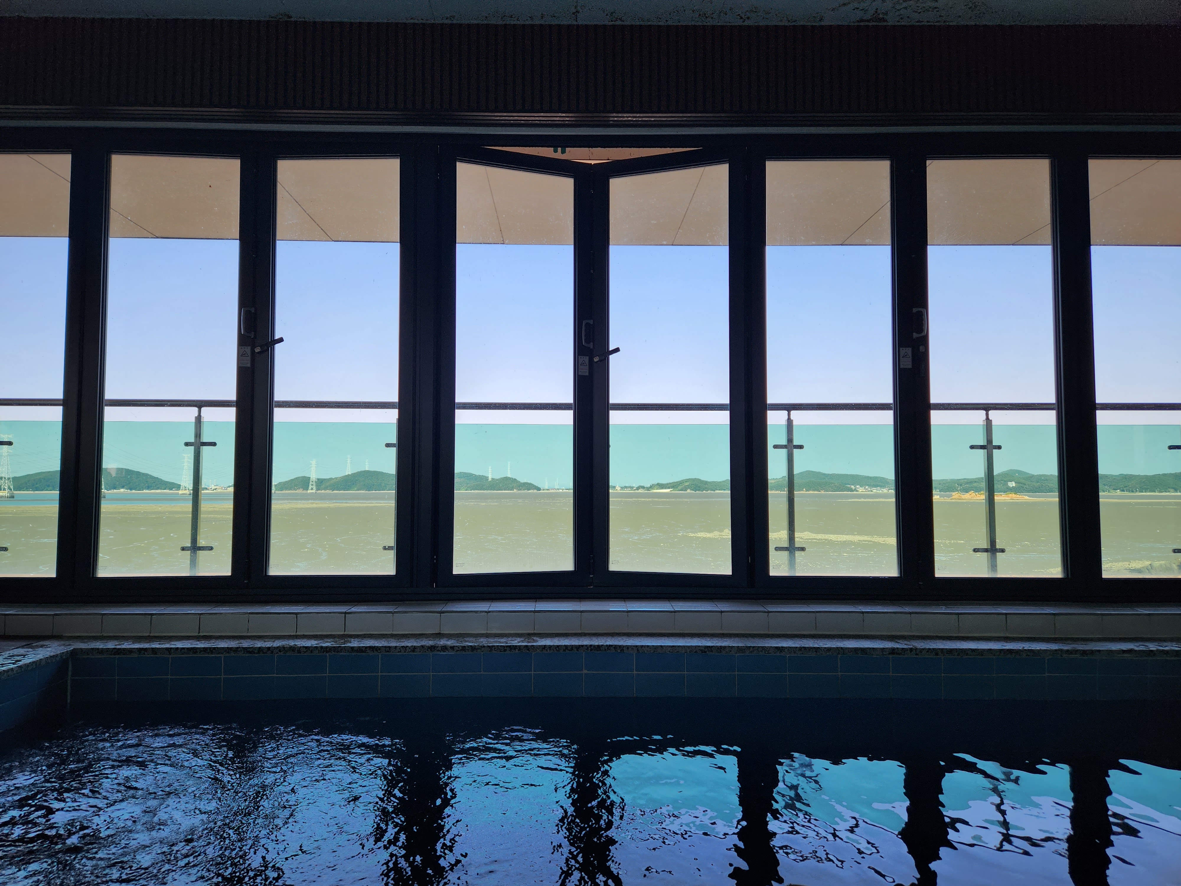 실내개별수영장-창밖으로는 바다가 보이지만-입실한 시간에는 물이 빠질시간이라 갯벌이 보인다