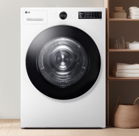 하얀색 건조기와 건조되어 선반에 개어놓은 수건들