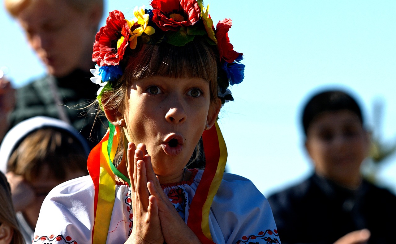 반전을 보며 느끼는 놀람을 표현한 사진