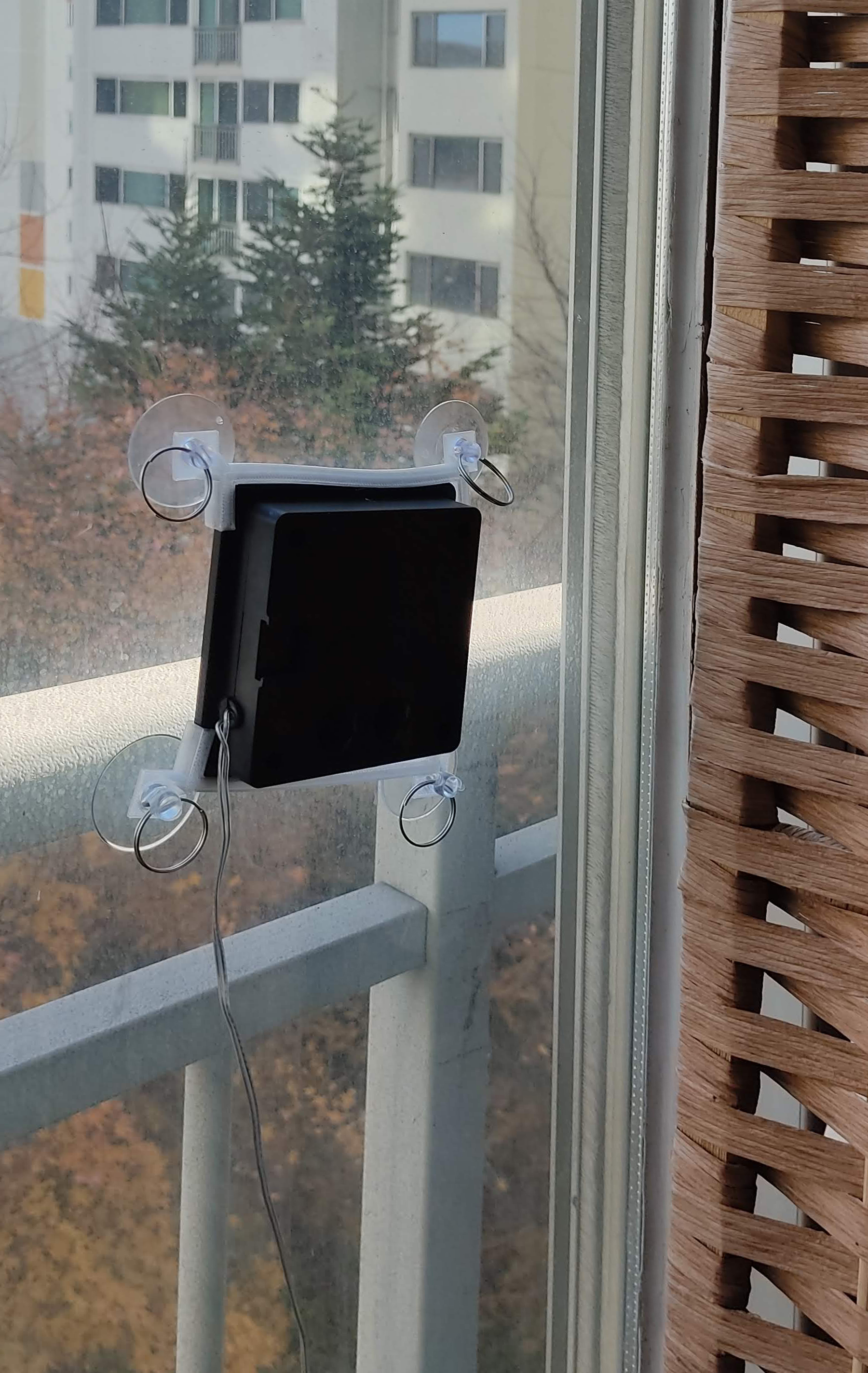 창문에 달아주어 리모컨 버튼만 보이게 함