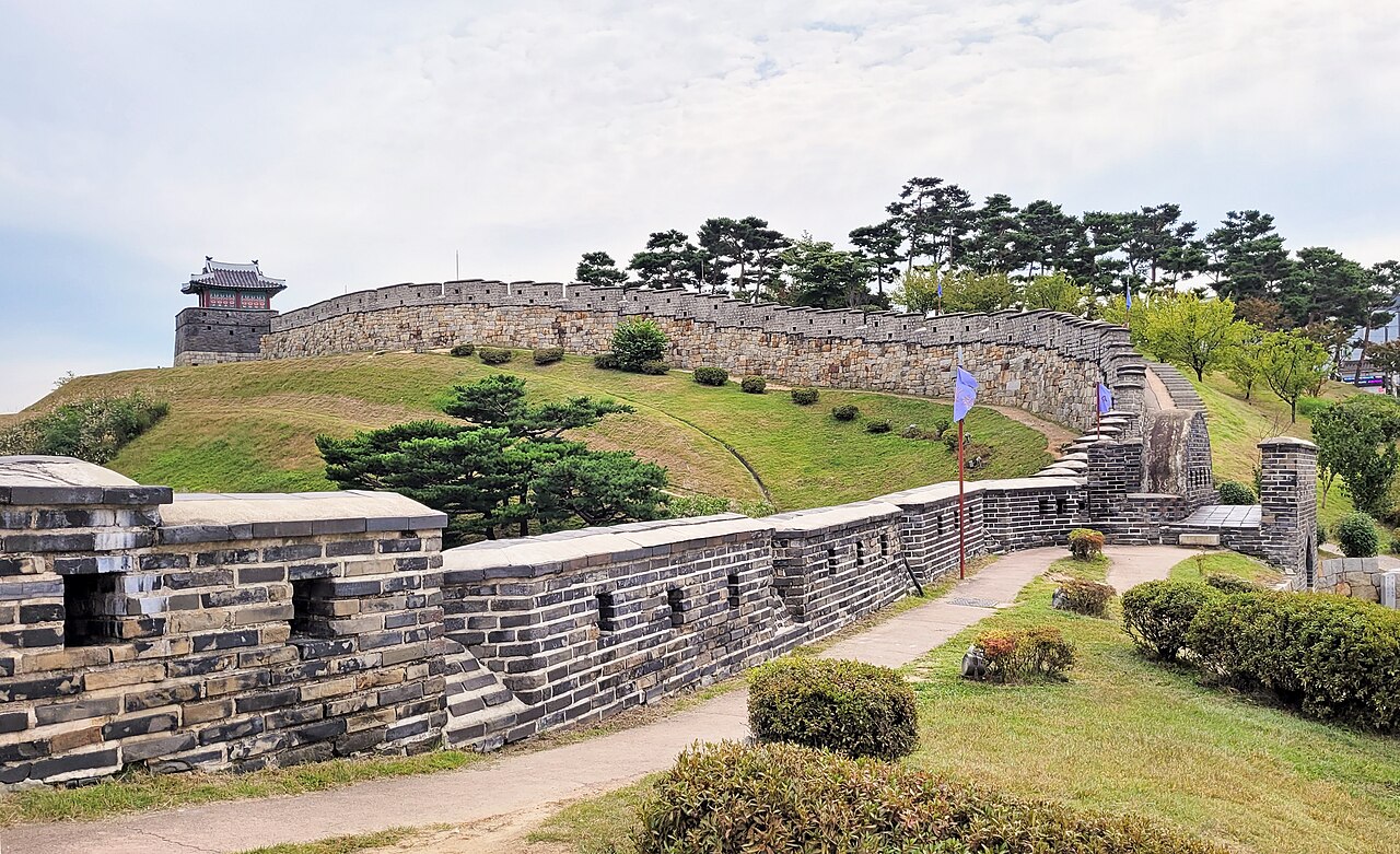 수원화성 실제 사진. 역사 산책 목적지를 고를 때 참고할 풍경입니다.