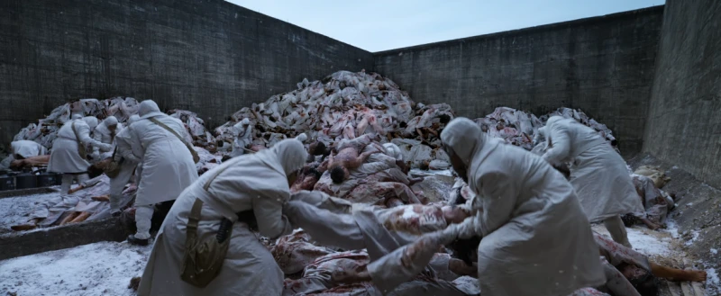 시체들을 옮기고 있는 일본군들